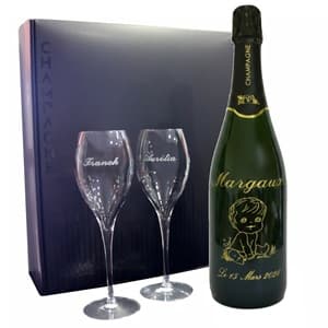 gravure sur bouteille de champagne pour une naissance dans un coffret avec 2 flutes. Cadeau pour nouveaux parents ou parrain et marraine 